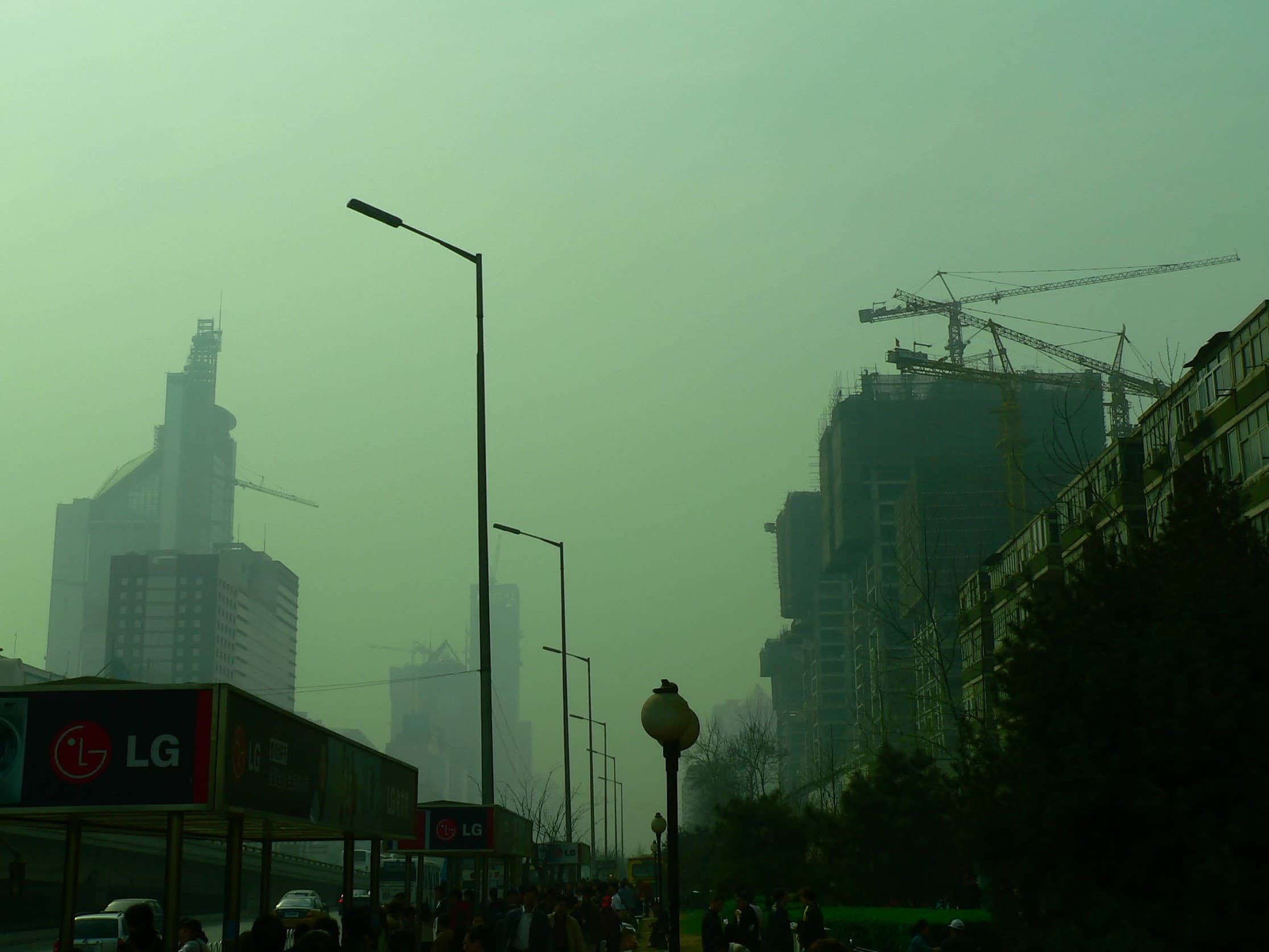 2006年,北京天际线笼罩在浓重的雾霾中,建筑起重机林立。
