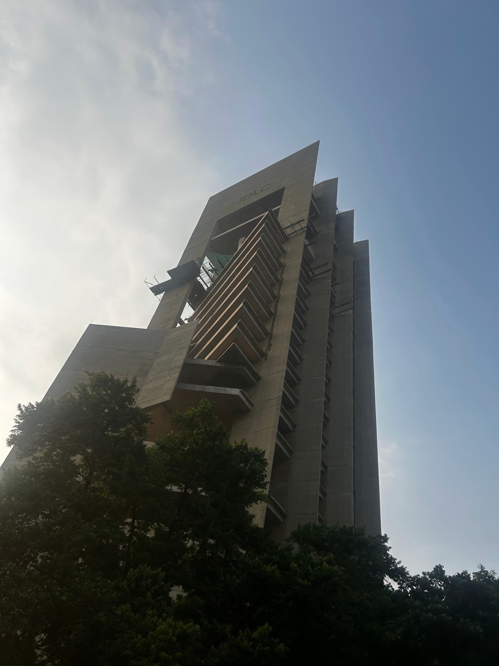从下方拍摄的孟加拉国一家金融公司的混凝土大楼,达卡,2026 年