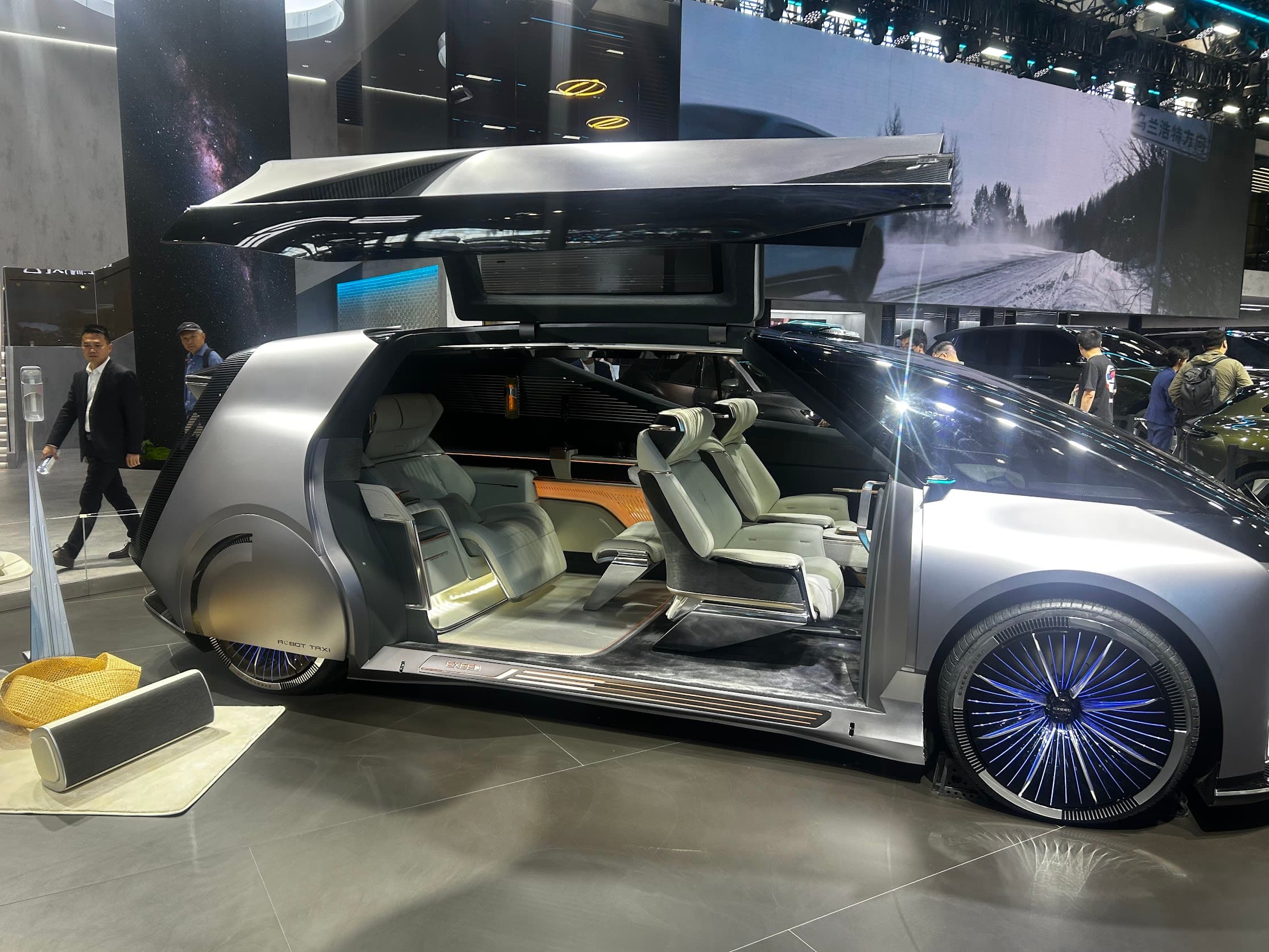 2026年北京车展上的Voyah电动MPV