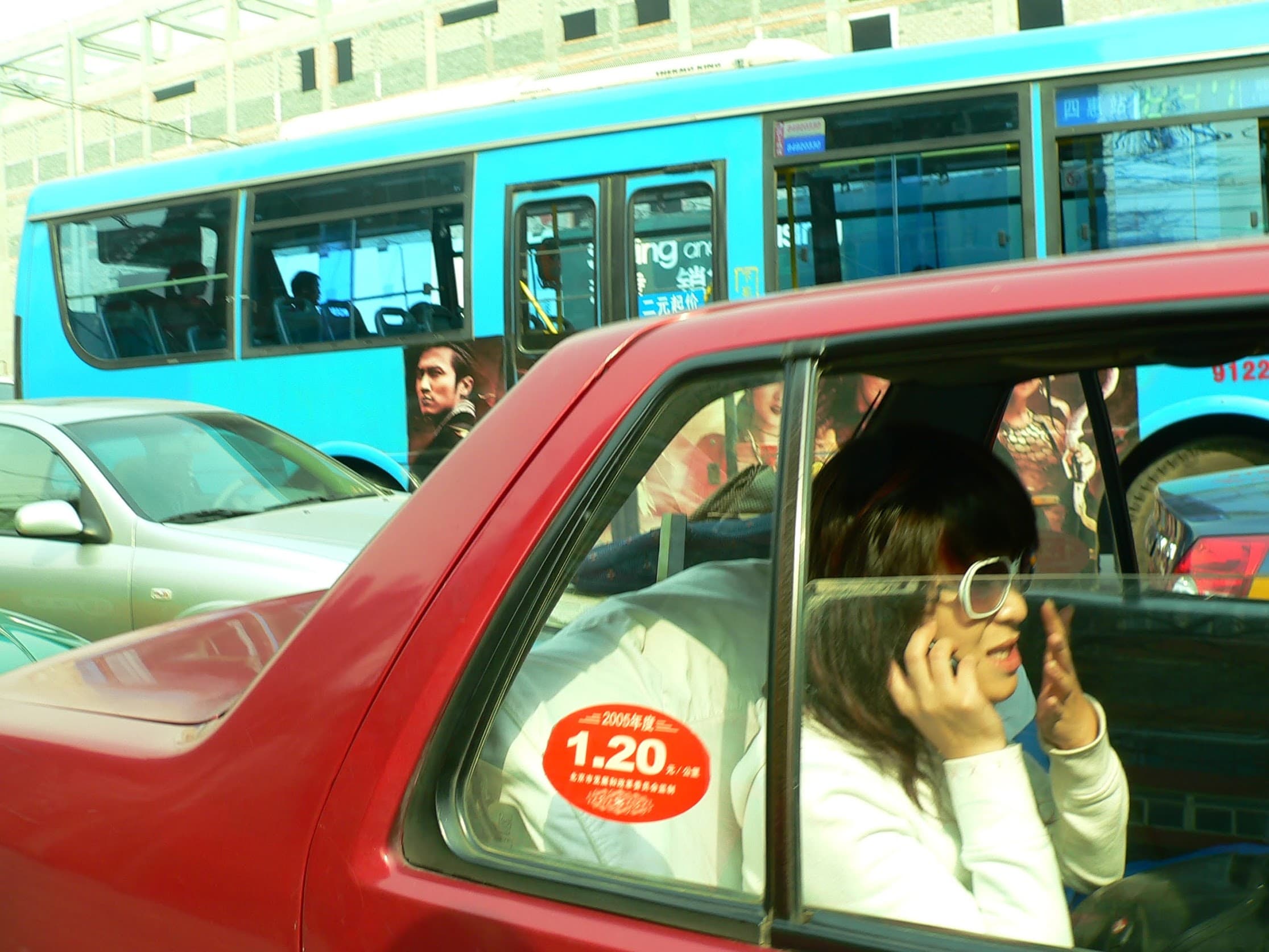 2006年,北京车流中一辆红色夏利出租车