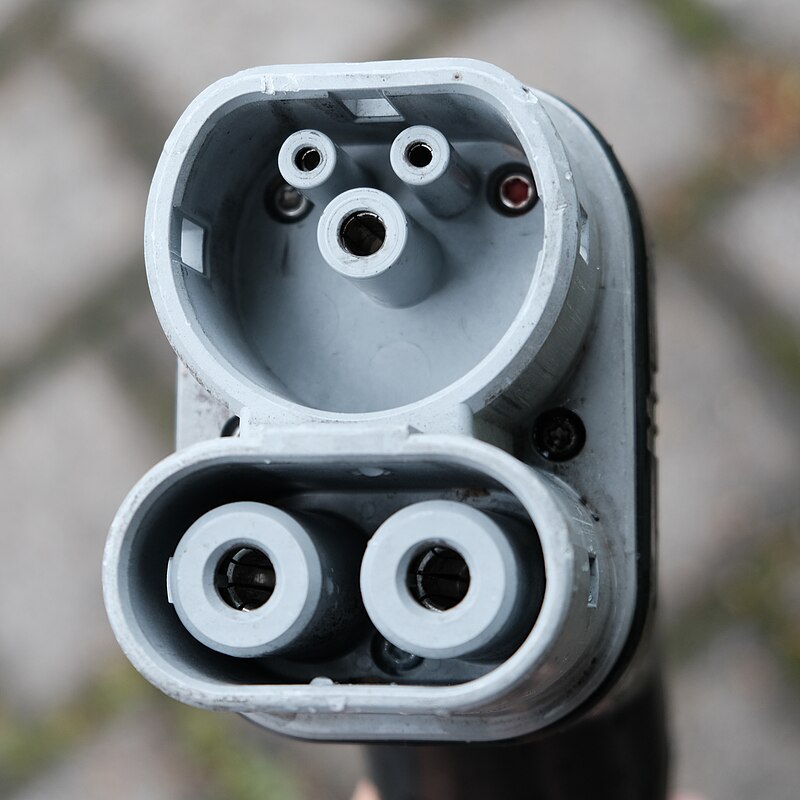 CCS Type 2 组合充电插头,上方为 Type 2 交流部分,下方为两个直流引脚