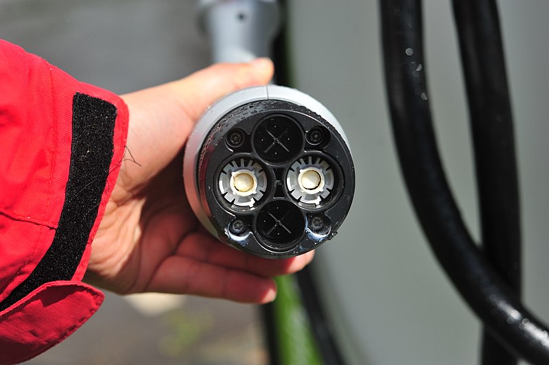 EVolt Tri-Rapid 便携式充电器的 CHAdeMO 直流快充插头
