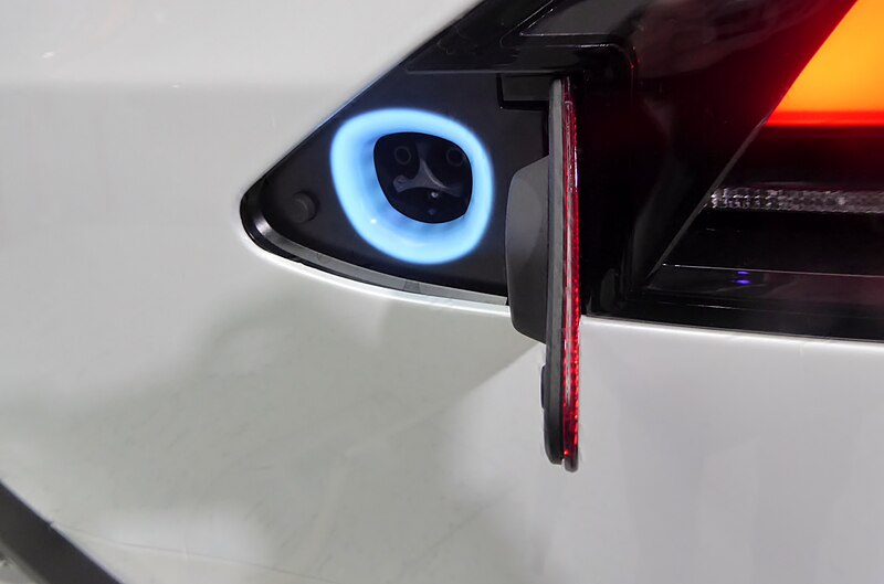 Tesla Model X P90D 上的 Tesla / NACS 充电插座